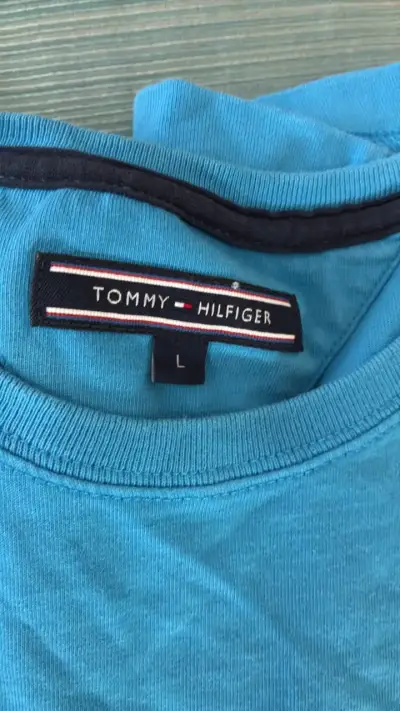 Polera azul Tommy Hilfiger para hombre - miniatura 2