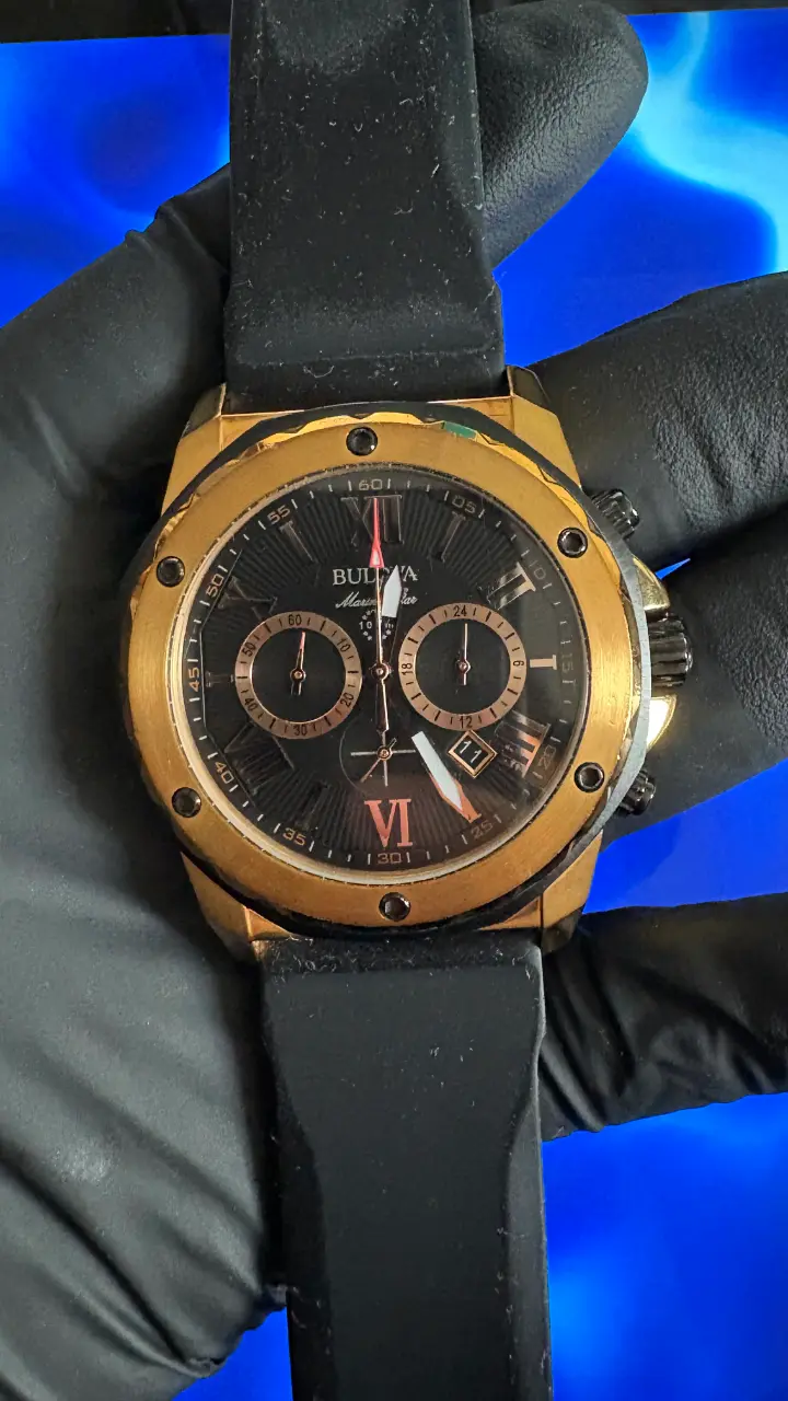 Reloj Bulova Marine Star dorado con correa negra - 1