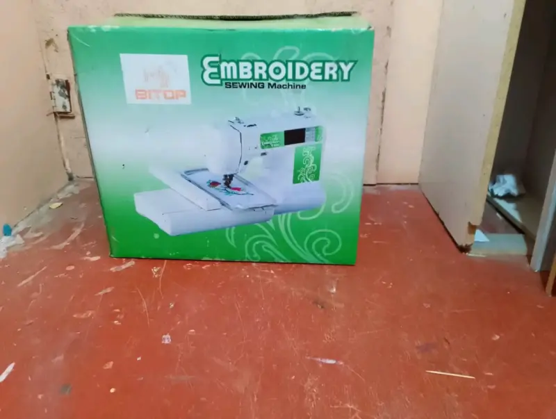 Máquina de bordar Bitop con caja original - 1