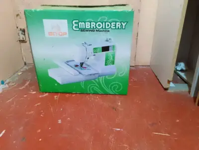 Máquina de bordar Bitop con caja original - miniatura 1