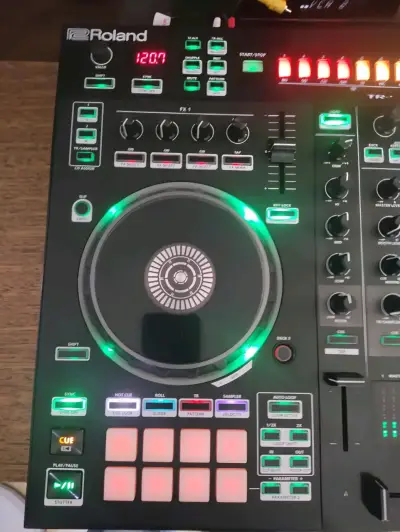 Controlador DJ Roland DJ-505 con Serato - miniatura 2