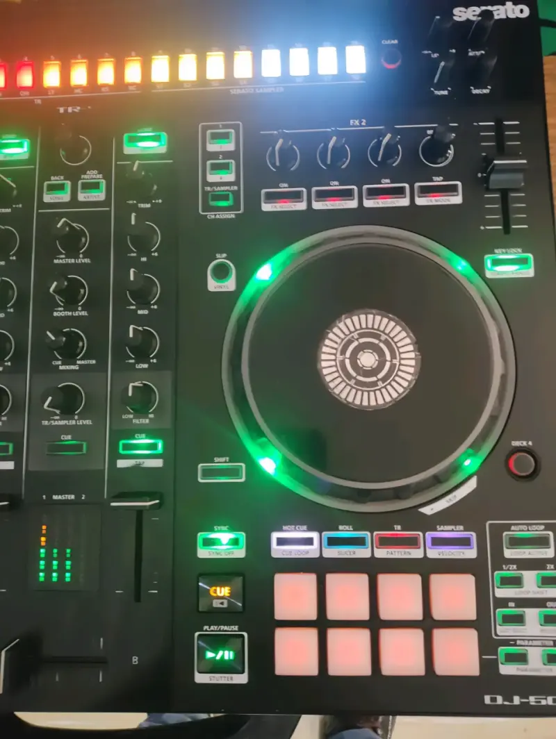 Controlador DJ Roland DJ-505 con Serato - 3