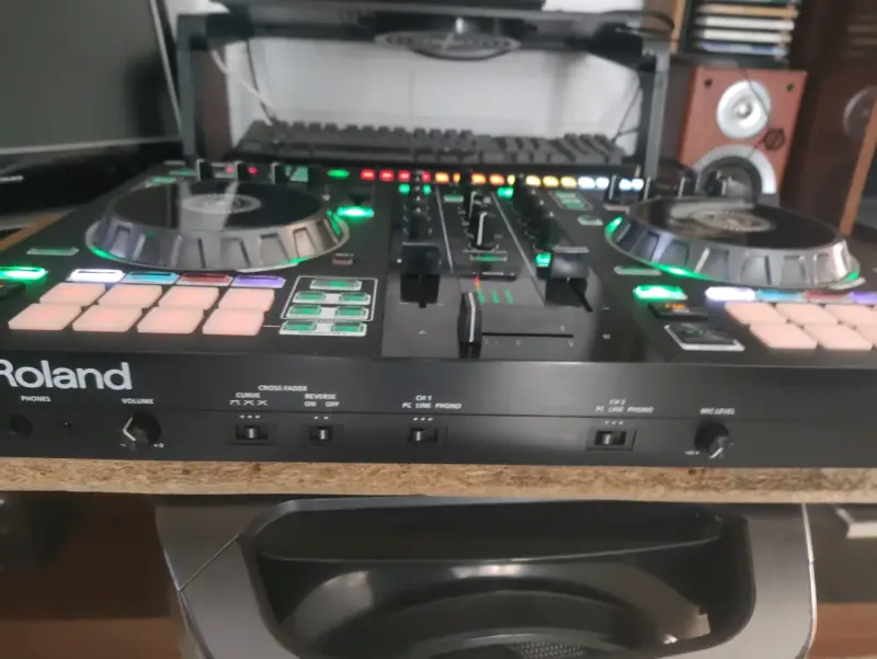 Controlador DJ Roland DJ-505 con Serato - 4