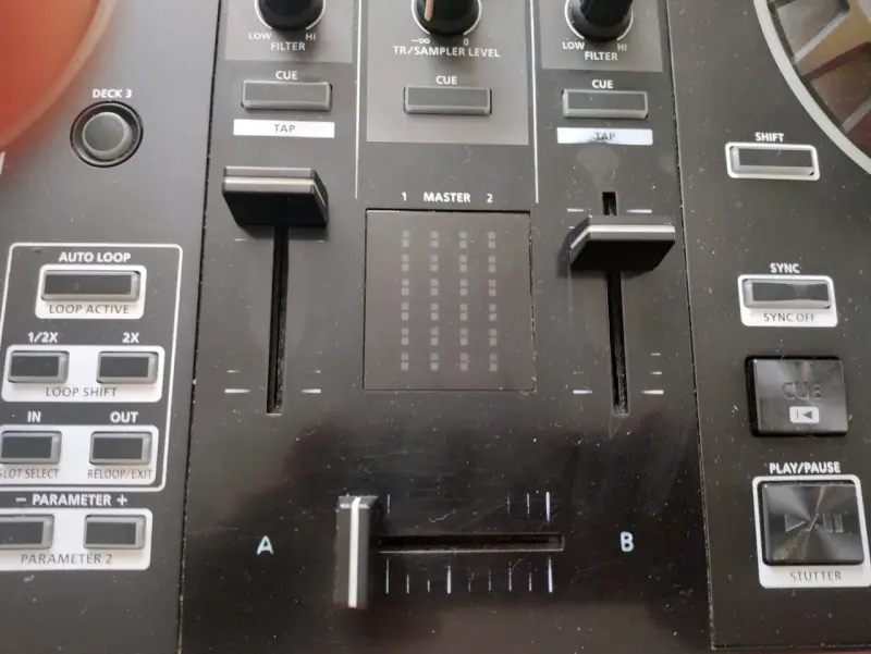 Controlador DJ Roland DJ-505 con Serato - 5