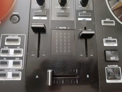 Controlador DJ Roland DJ-505 con Serato - miniatura 5