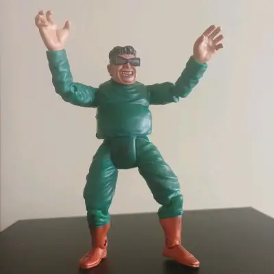 Figura de acción vintage con traje verde y botas - miniatura 1