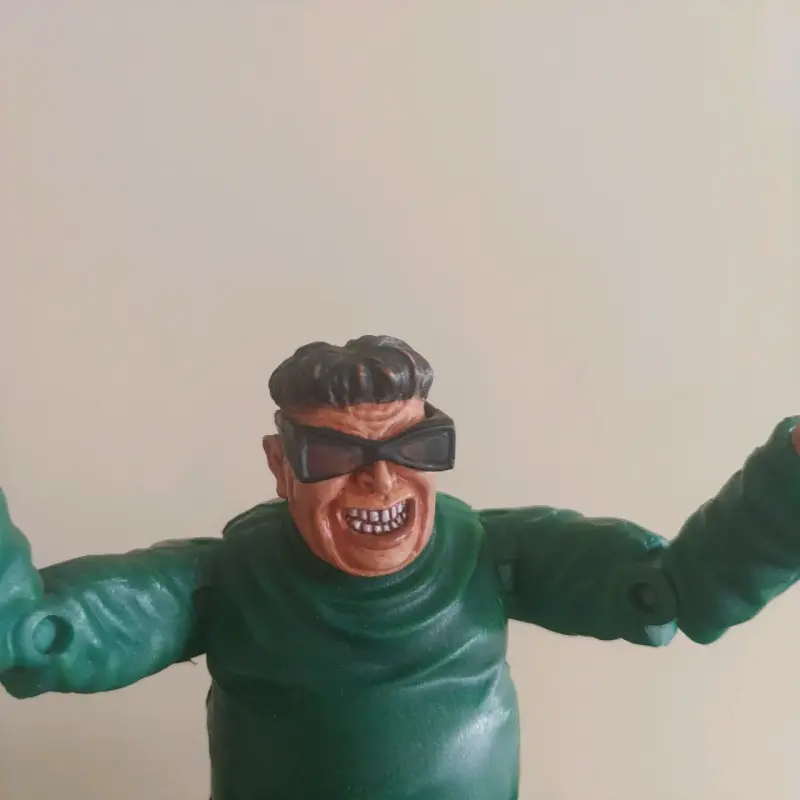 Figura de acción vintage con traje verde y botas - 2