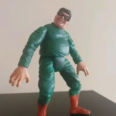 Figura de acción vintage con traje verde y botas - miniatura 3