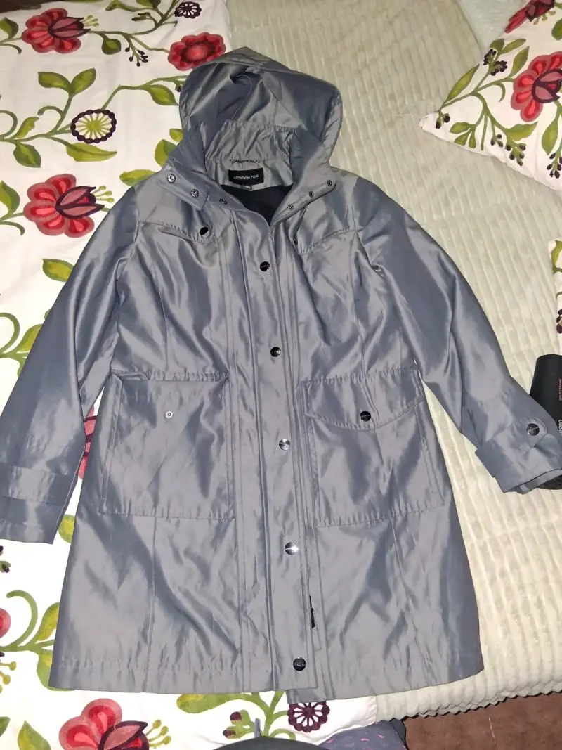 Abrigo impermeable gris con capucha para mujer - 2