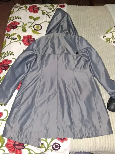 Abrigo impermeable gris con capucha para mujer - miniatura 3