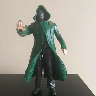 Figura de acción Doctor Doom con capa verde - miniatura 1