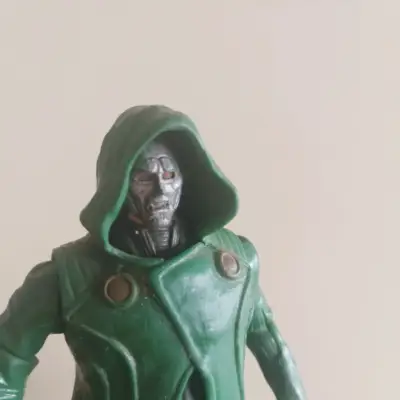 Figura de acción Doctor Doom con capa verde - miniatura 5