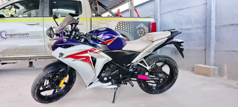 Moto deportiva Honda CBR 250R en buen estado - 1