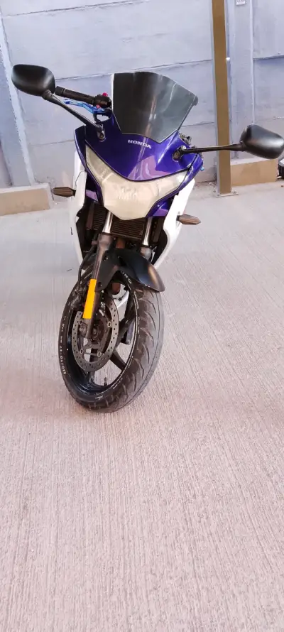 Moto deportiva Honda CBR 250R en buen estado - miniatura 2