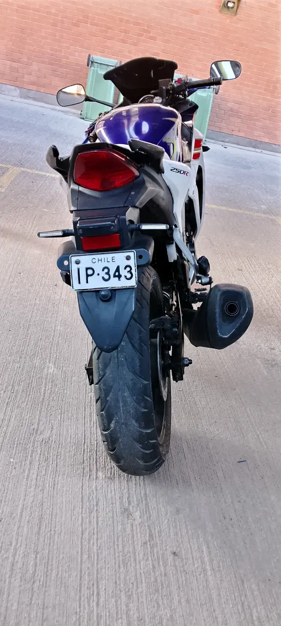 Moto deportiva Honda CBR 250R en buen estado - 3