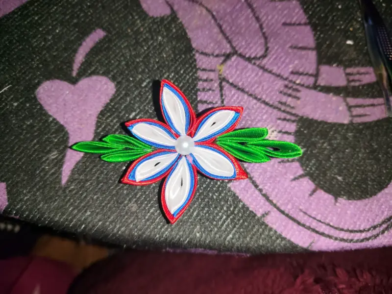 Broche artesanal de flor tricolor