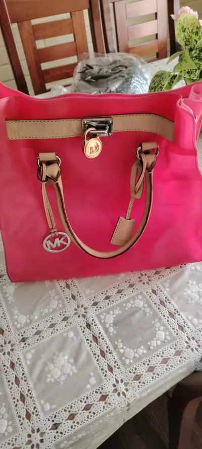 Bolso Michael Kors rosa con detalles beige - miniatura 1
