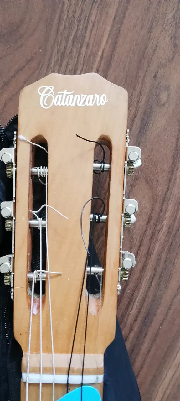 Guitarra electroacústica antigua con funda - 2
