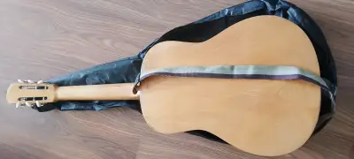 Guitarra electroacústica antigua con funda - miniatura 3