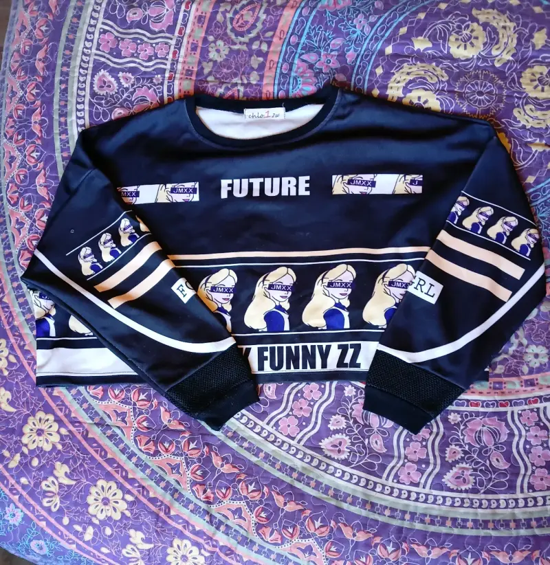 Polerón estampado negro con diseño gráfico