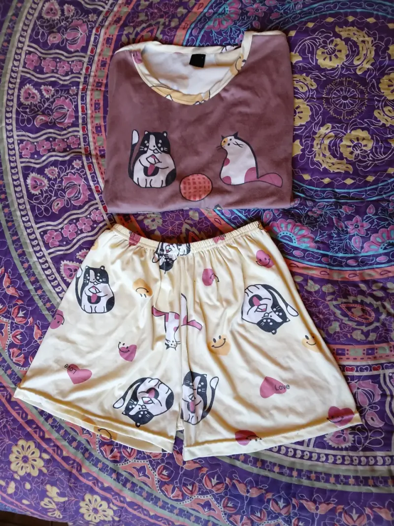 Pijama de mujer con estampado de gatos