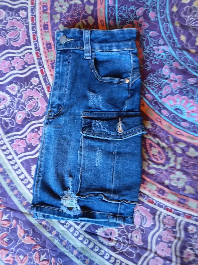 Falda de mezclilla azul con bolsillos cargo - 2