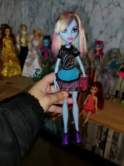 Muñeca Monster High con cabello multicolor aby - miniatura 1