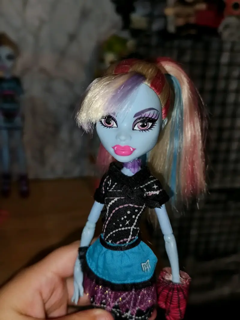 Muñeca Monster High con cabello multicolor aby - 2