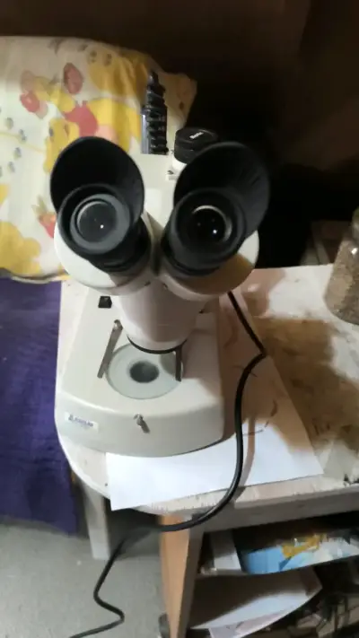 Microscopio binocular con iluminación ajustable - miniatura 4