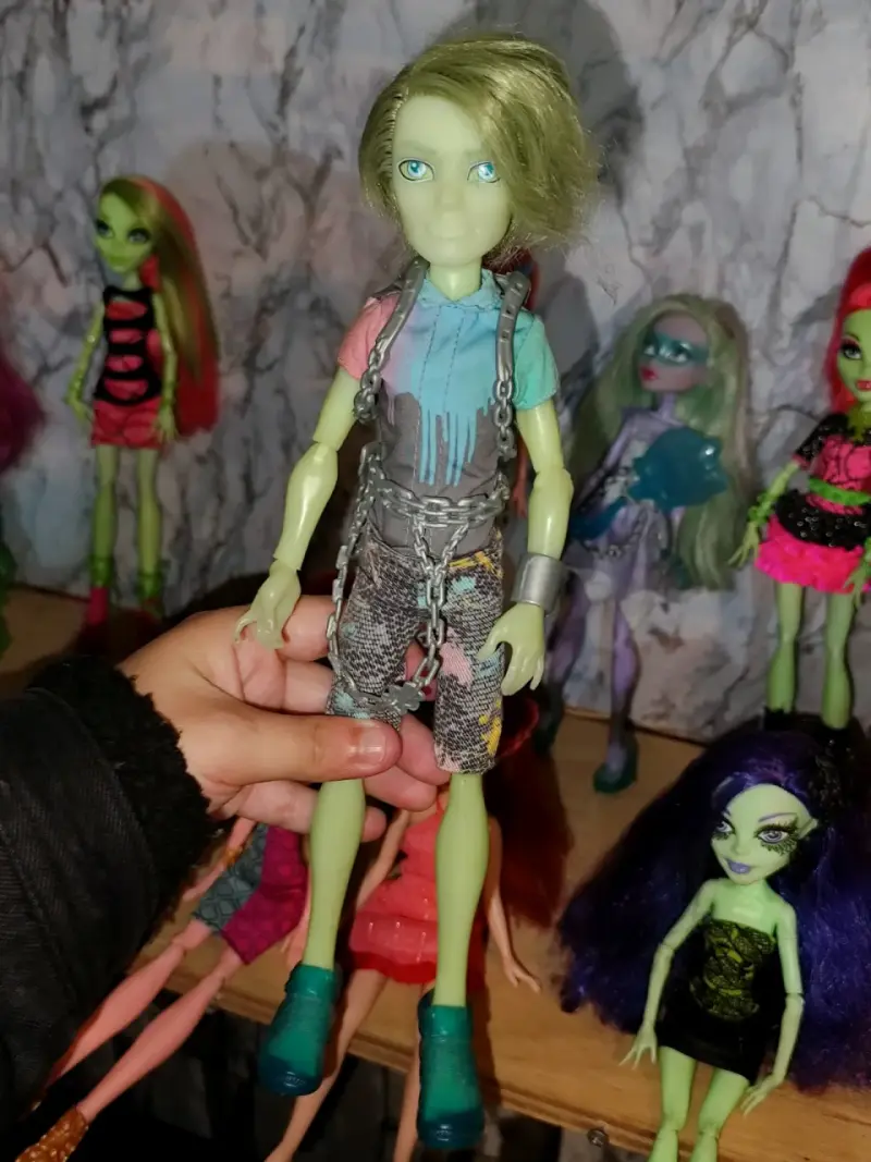 Muñeco Monster High verde con ropa colorida - 1