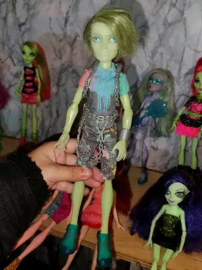 Muñeco Monster High verde con ropa colorida - miniatura 1