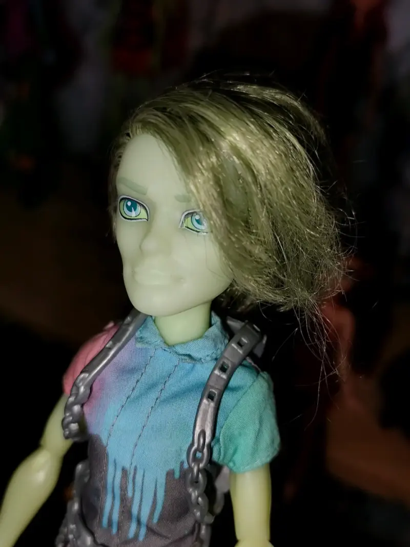 Muñeco Monster High verde con ropa colorida - 2