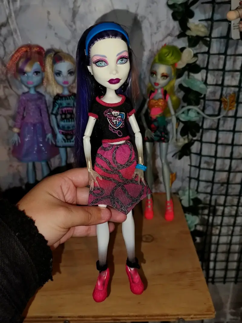 Muñeca de colección con vestido estampado, spectra - 1
