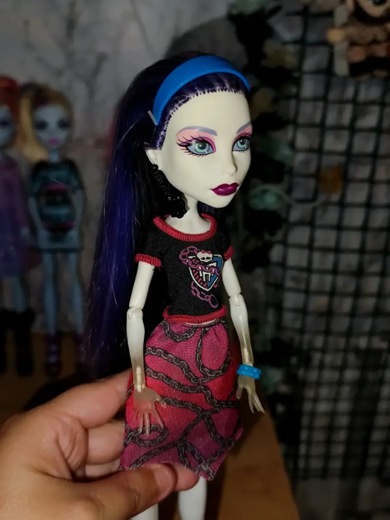 Muñeca de colección con vestido estampado, spectra - 2