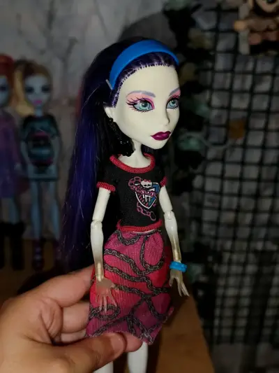 Muñeca de colección con vestido estampado, spectra - miniatura 2