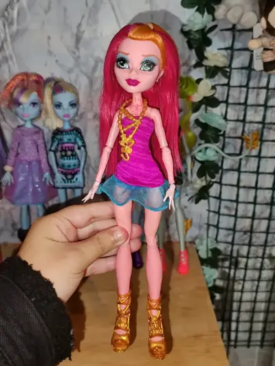 Muñeca Monster High con cabello rojo, gigi - miniatura 1