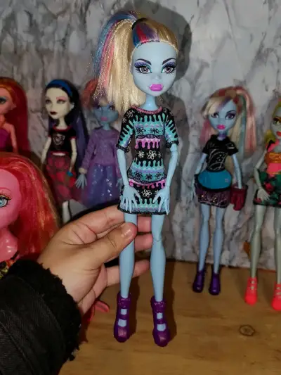 Muñeca Monster High con vestido colorido,bella aby - miniatura 1