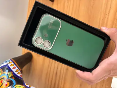 CARCASA iPhone 16 verde con caja - miniatura 4