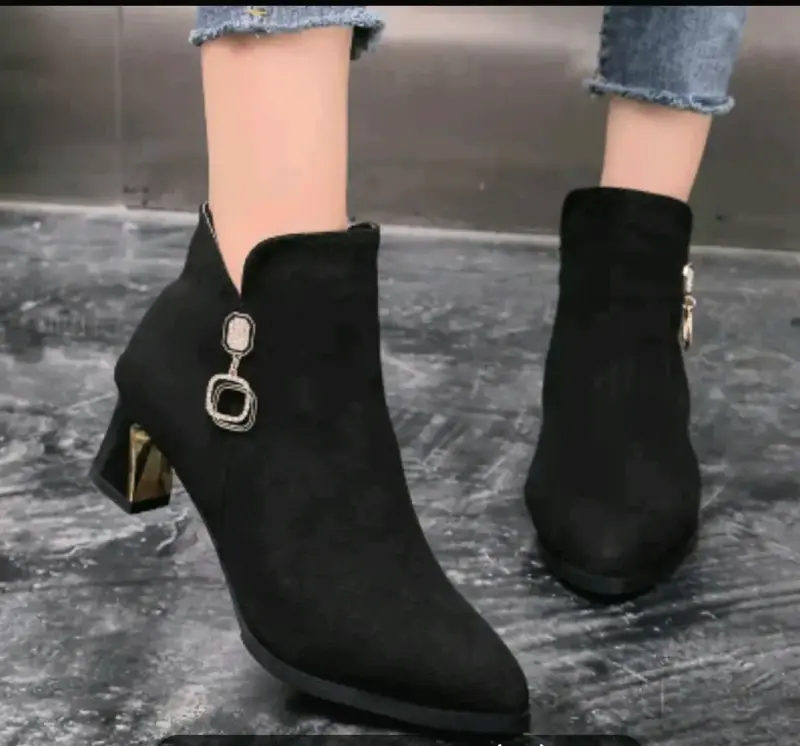 Botines de tacón medio negros con detalle decorativo - 2