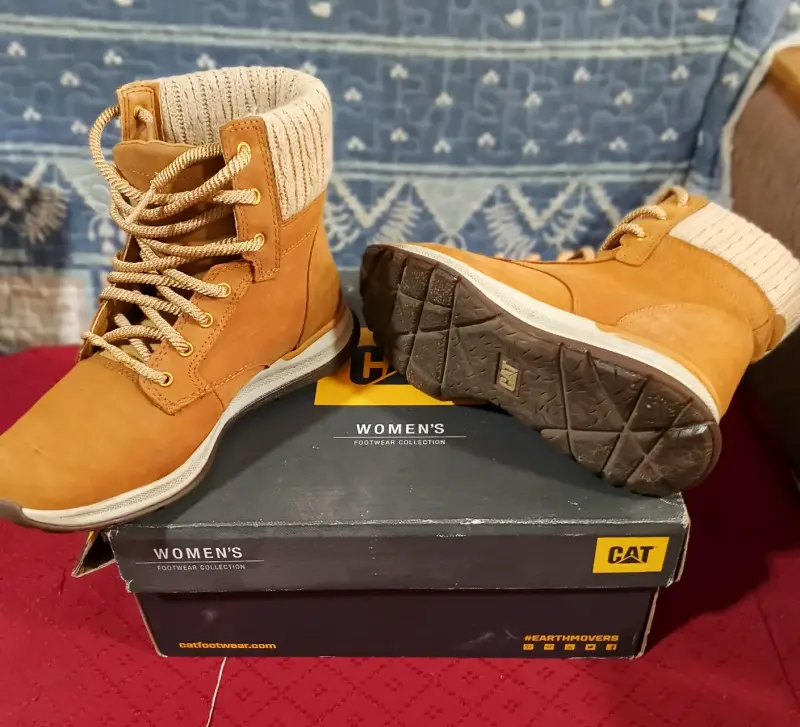 Botas de mujer CAT color camel con forro tejido