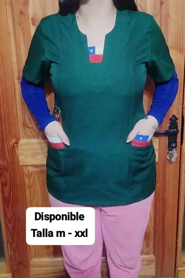 Polera médica verde con bandera de Chile