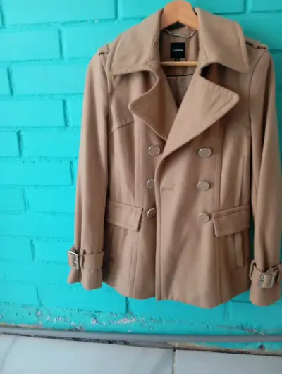Abrigo camel para mujer con doble botonadura - miniatura 1