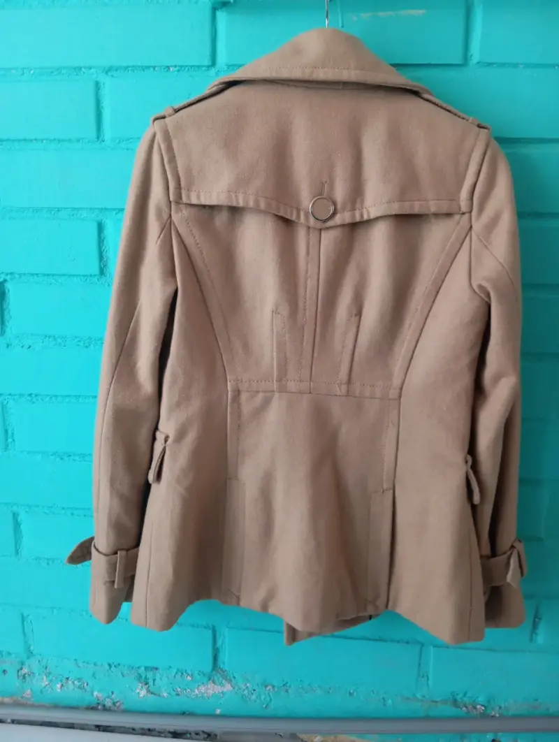 Abrigo camel para mujer con doble botonadura - 2
