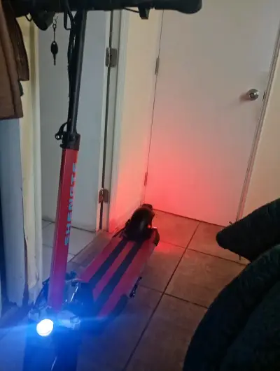 Scooter eléctrico rojo con luces LED - miniatura 1