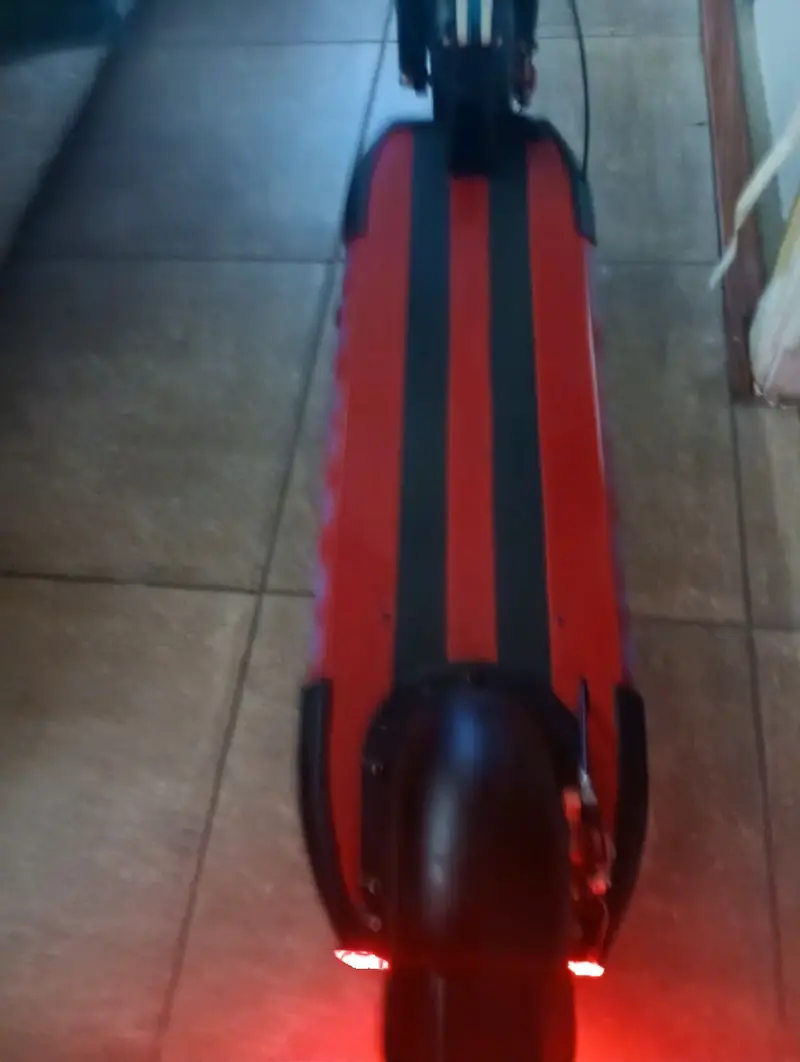 Scooter eléctrico rojo con luces LED - 2