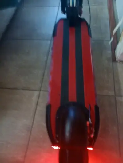 Scooter eléctrico rojo con luces LED - miniatura 2