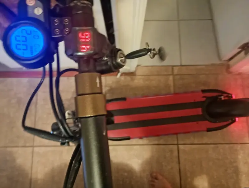 Scooter eléctrico rojo con luces LED - 4