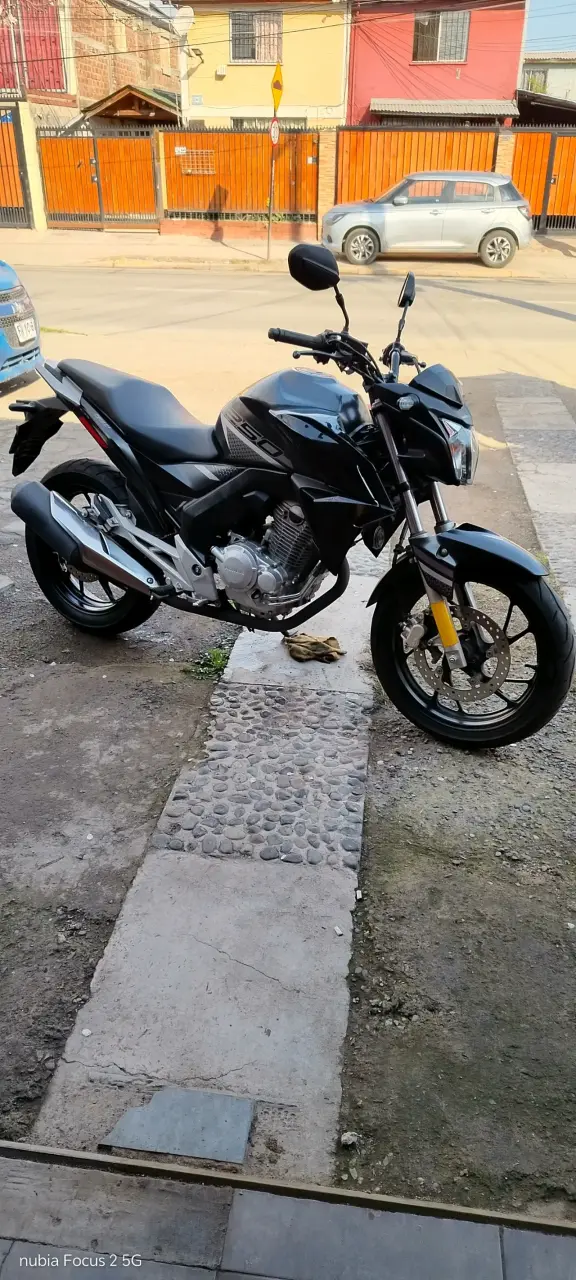 Moto Honda CB250 negra en buen estado - 1