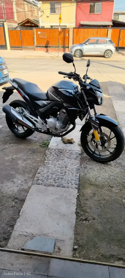 Moto Honda CB250 negra en buen estado - miniatura 1