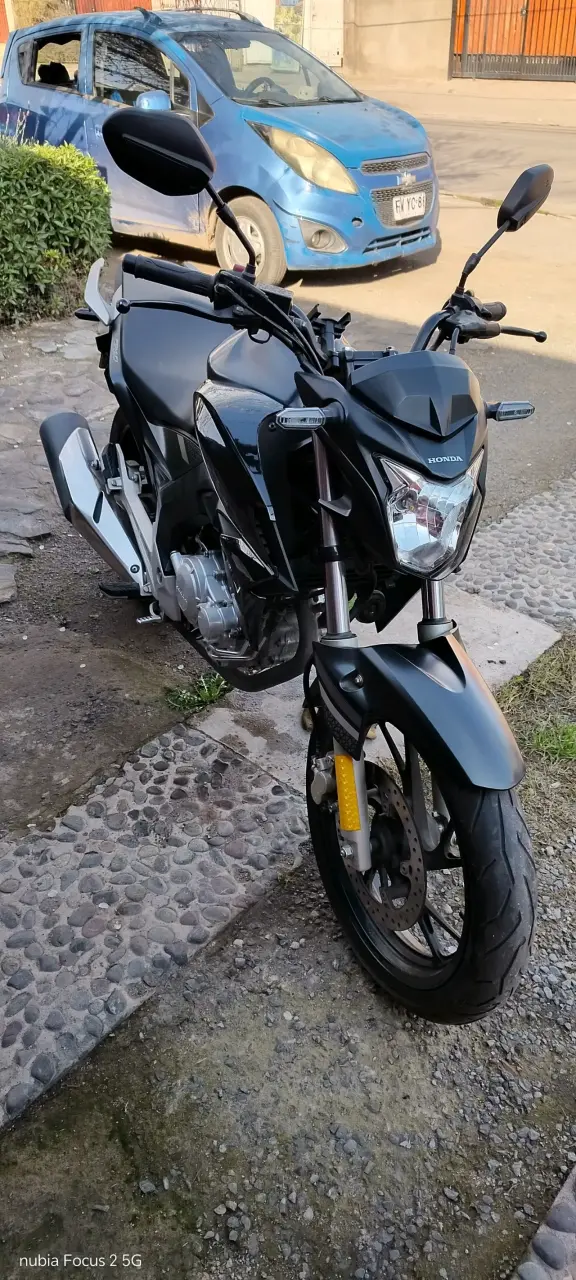 Moto Honda CB250 negra en buen estado - 2